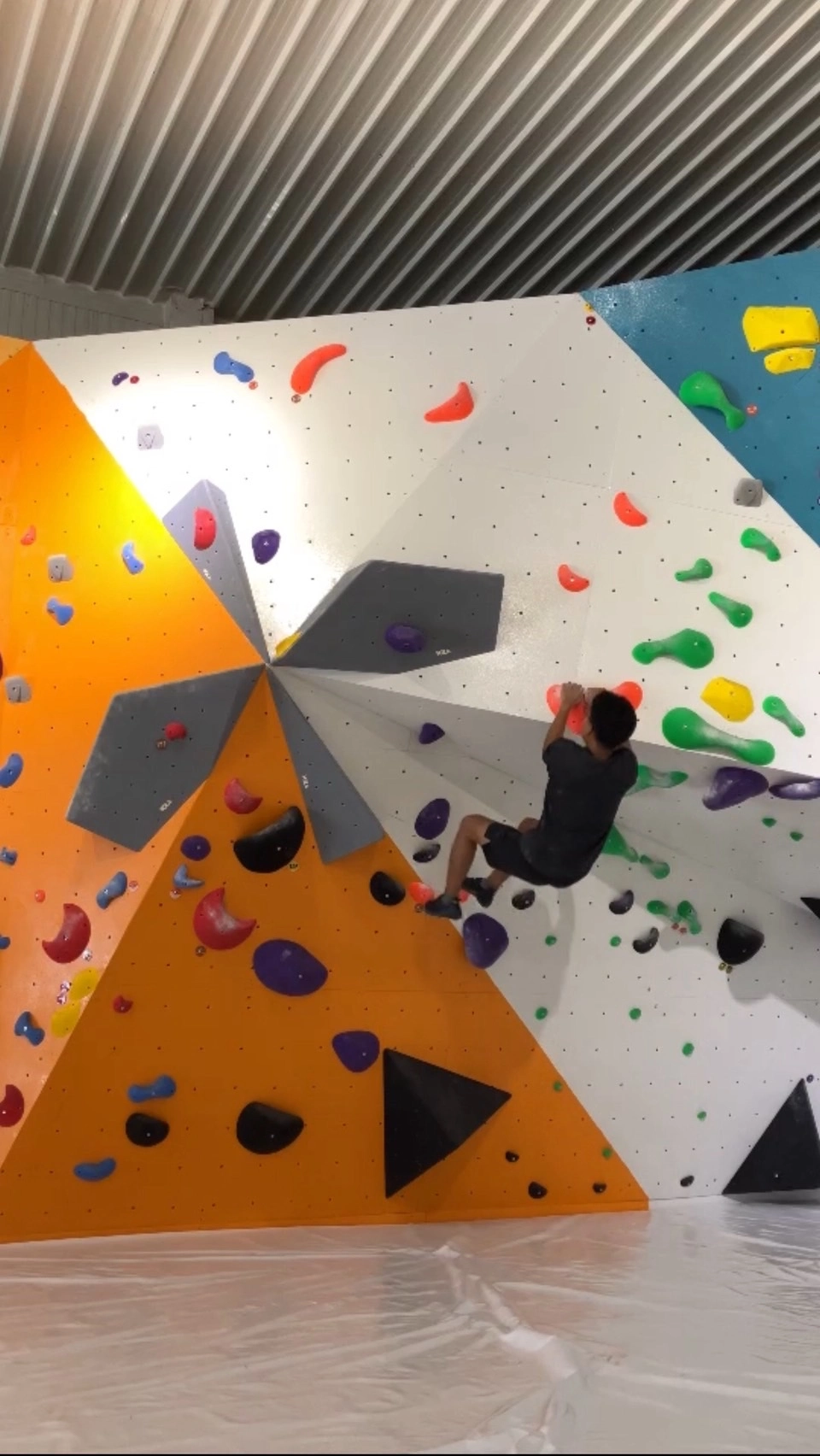 Ascentory Climbing Gym (แอสเซนทอรี่ ยิมปีนผา)
